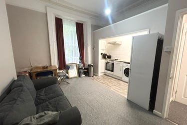 1 bed flat, North Road East, North Hill, Plymouth, PL46AS - Image 1